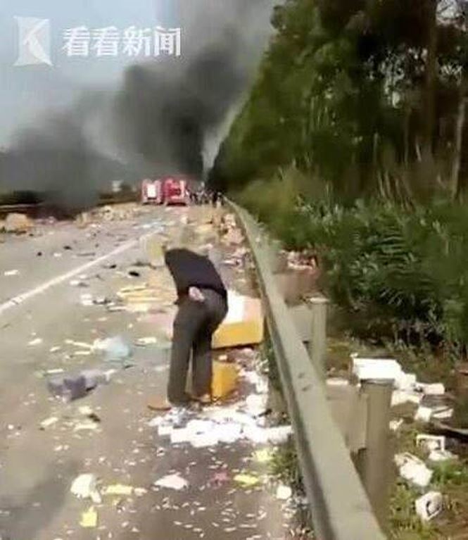 iPhone X rơi đầy đường vì xe chở hàng gặp nạn